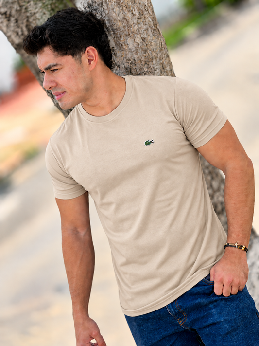 Hombre vistiendo camiseta básica ADRENALINA, parte del Pack de 3 Camisetas Básicas